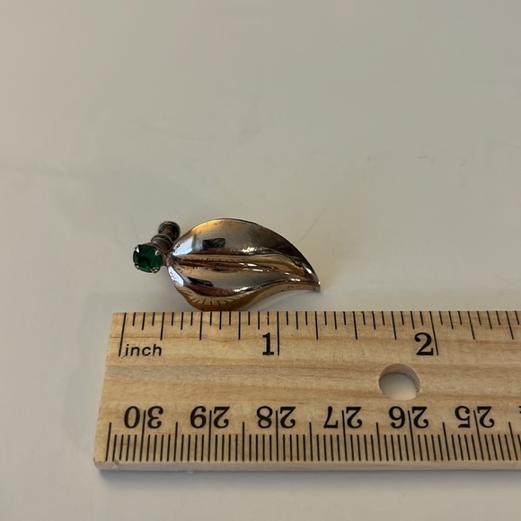 Vintage, silver tone leaf earrings with green stone. - Picture 6 of 6